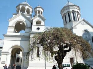 Cattedrale Ortodossa Armena di Bucarest: le torri sono una copia della cattedrale nella città armena di Ecmiazin.